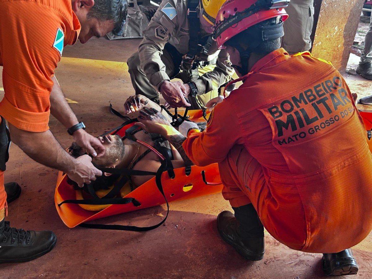 Pai e filho passam mal durante obra e bombeiros fazem resgate complexo a 15 metros de altura no Centro de Belas Artes