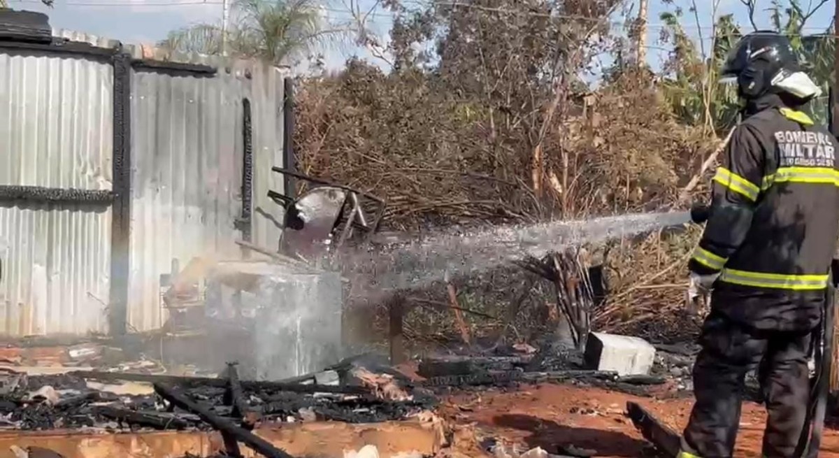 Briga por causa de crianças termina com barraco incendiado no Jardim Noroeste