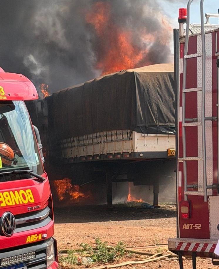 Incêndio em vegetação atinge terreno e destrói carreta no Jardim Botânico