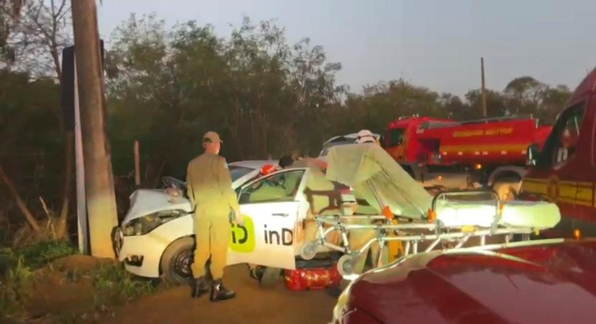 Motorista perde o controle ao desviar de buraco e bate carro em poste no Bairro Guanandi
