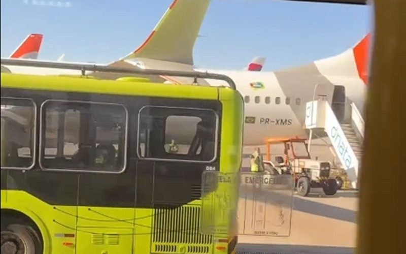 Avião da Gol sofre dano na asa após choque com ônibus