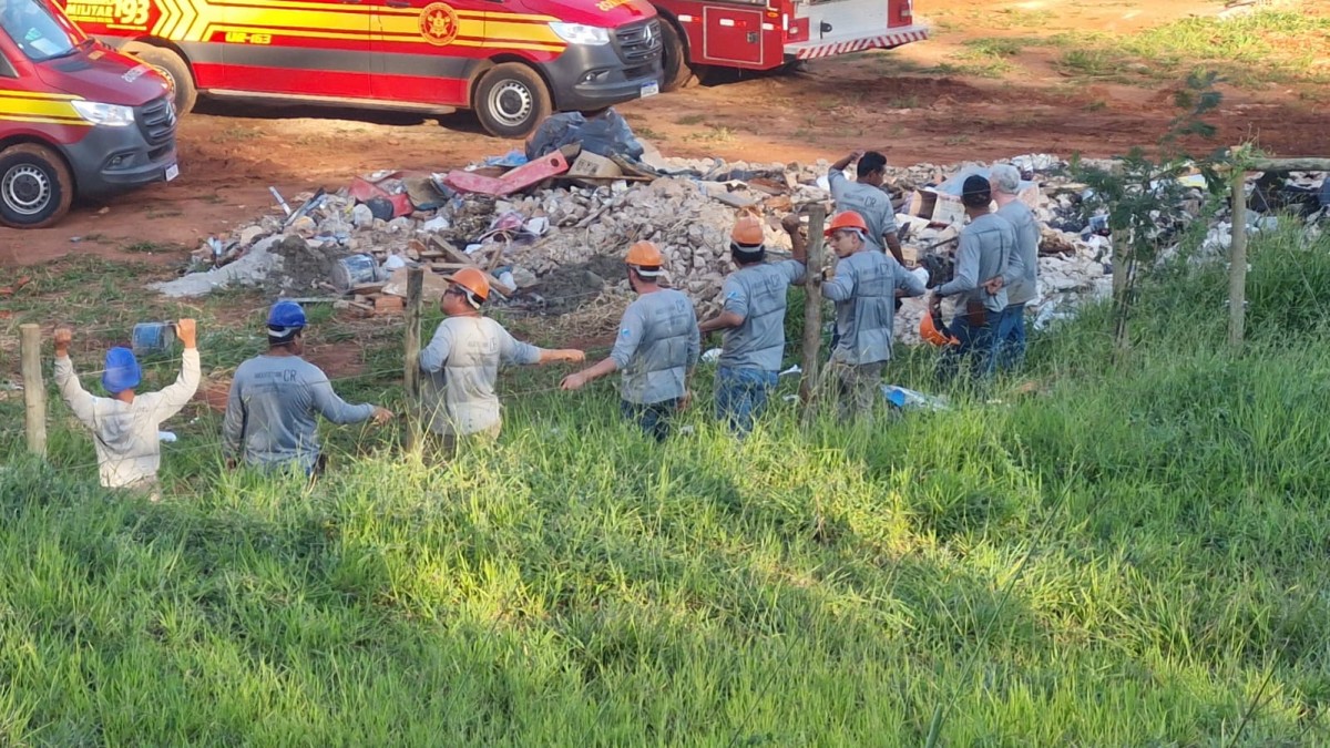 Pai e filho passam mal durante obra e bombeiros fazem resgate complexo a 15 metros de altura no Centro de Belas Artes