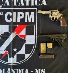 Carro suspeito de uso em execução é localizado em Sidrolândia; polícia apreende armas e R$ 24 mil