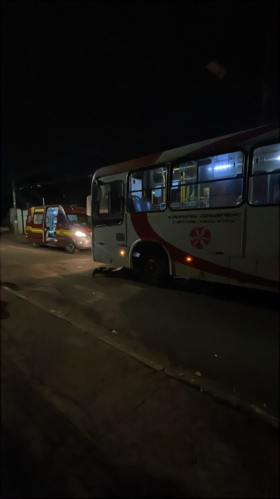 Homem fica ferido após ser atropelado por ônibus durante briga na Vila Nhanhá