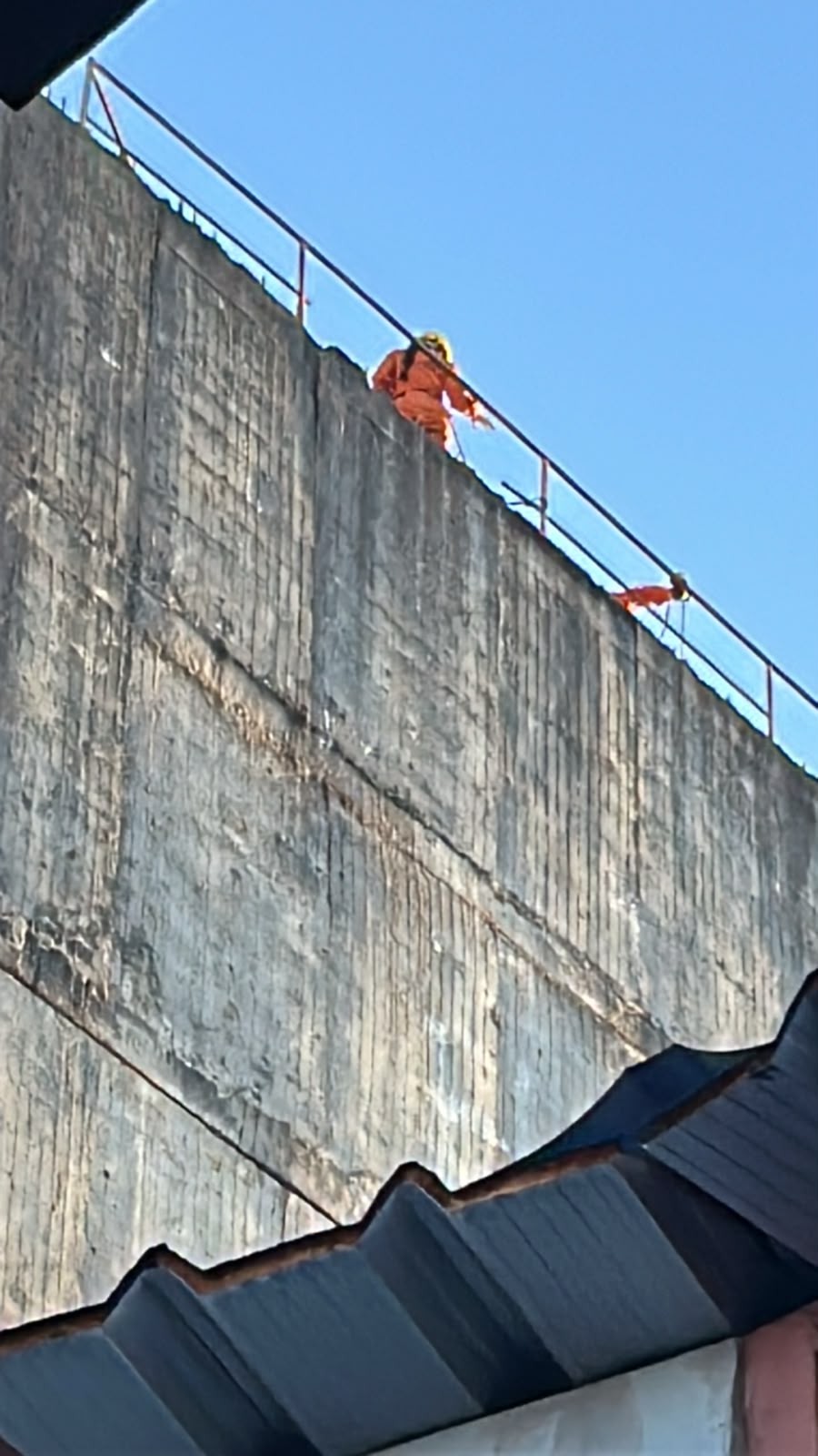 Pai e filho passam mal durante obra e bombeiros fazem resgate complexo a 15 metros de altura no Centro de Belas Artes
