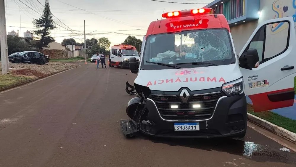 Ambulância do Samu colide com carro e deixa motorista e quatro crianças feridas em Dourados