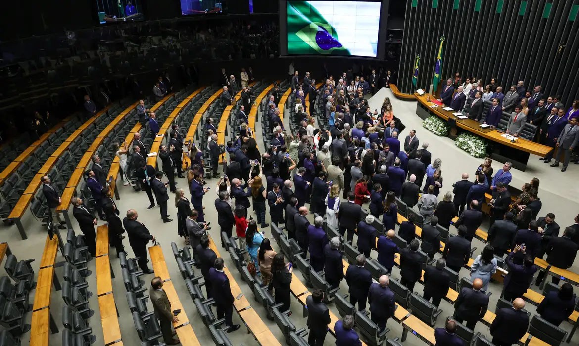 Fim da "taxa das blusinhas" entra em votação no Congresso