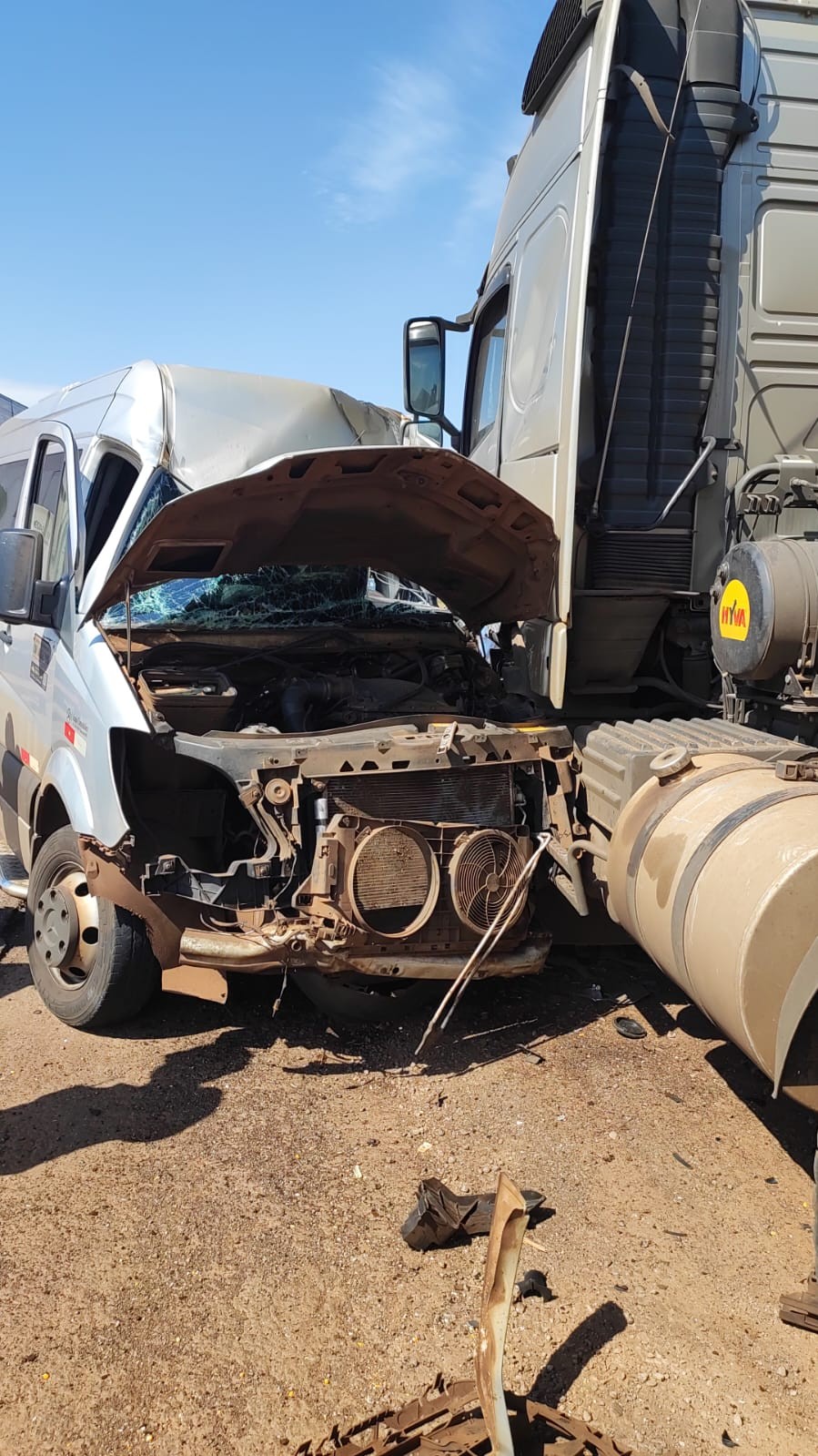 Van de transporte colide com caminhão parado e deixa feridos em Dourados