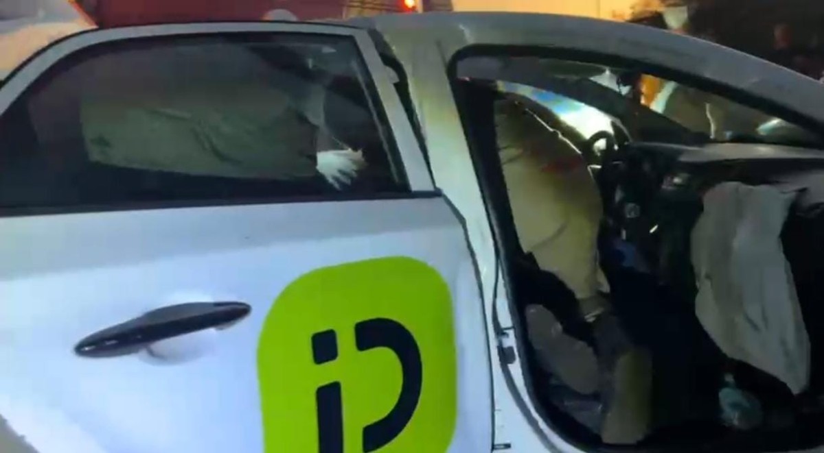 Motorista perde o controle ao desviar de buraco e bate carro em poste no Bairro Guanandi