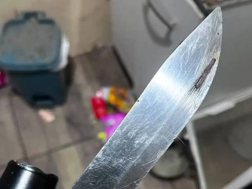 Mulher é presa após ameaçar jovem de morte e enviar foto de faca