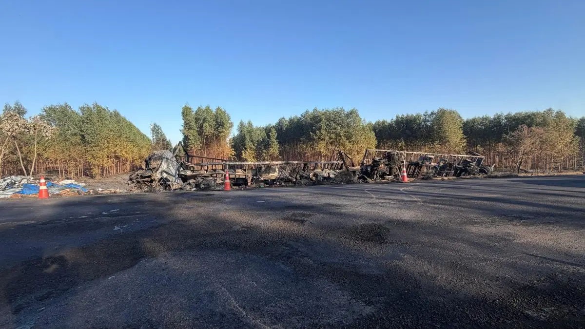 Cenário de destruição após acidente que deixou quatro mortos na BR-163