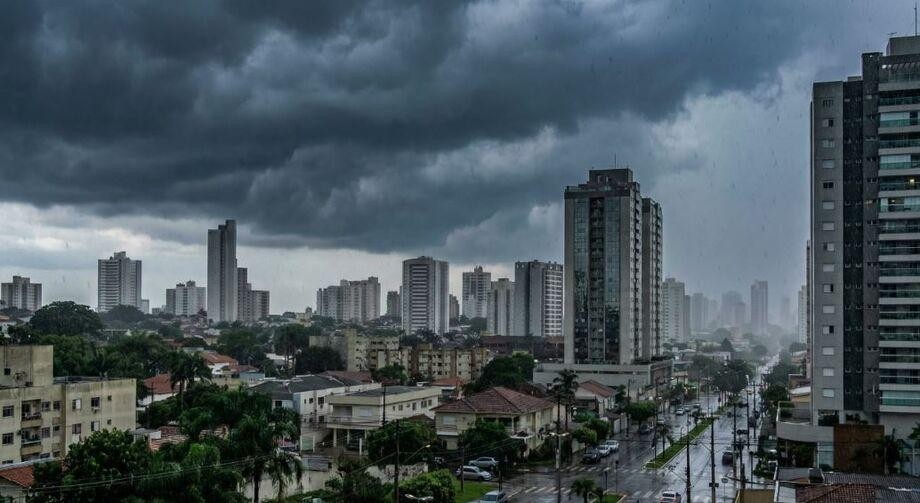 Semana começa com alerta para tempestades em MS