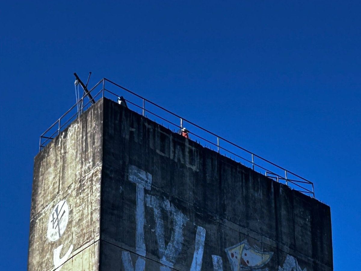 Pai e filho passam mal durante obra e bombeiros fazem resgate complexo a 15 metros de altura no Centro de Belas Artes