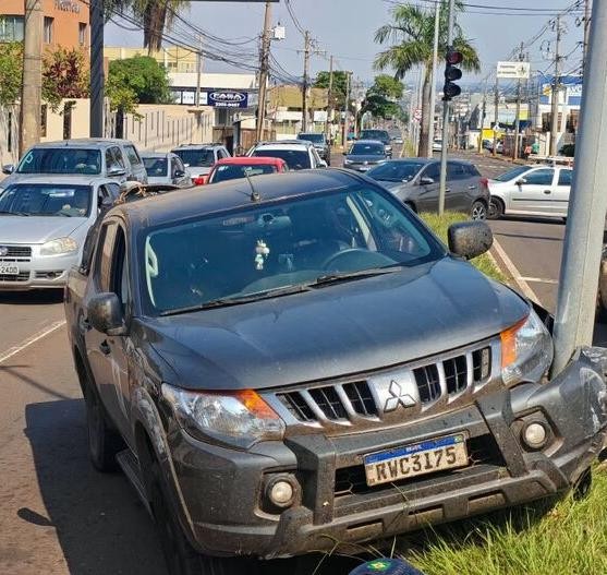 Acidente entre caminhonetes derruba poste em cruzamento de Campo Grande