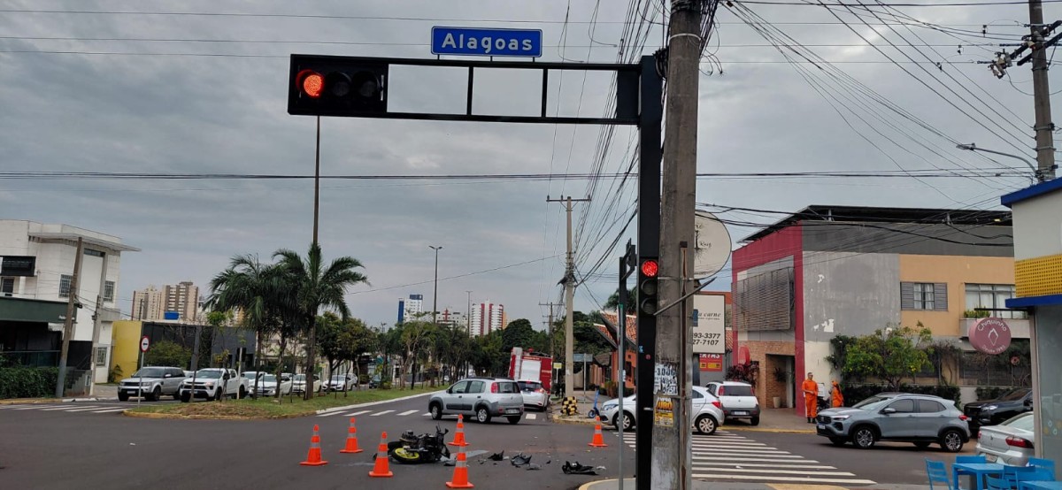 Jovem motociclista fica em estado grave após colisão com carro na Avenida Mato Grosso