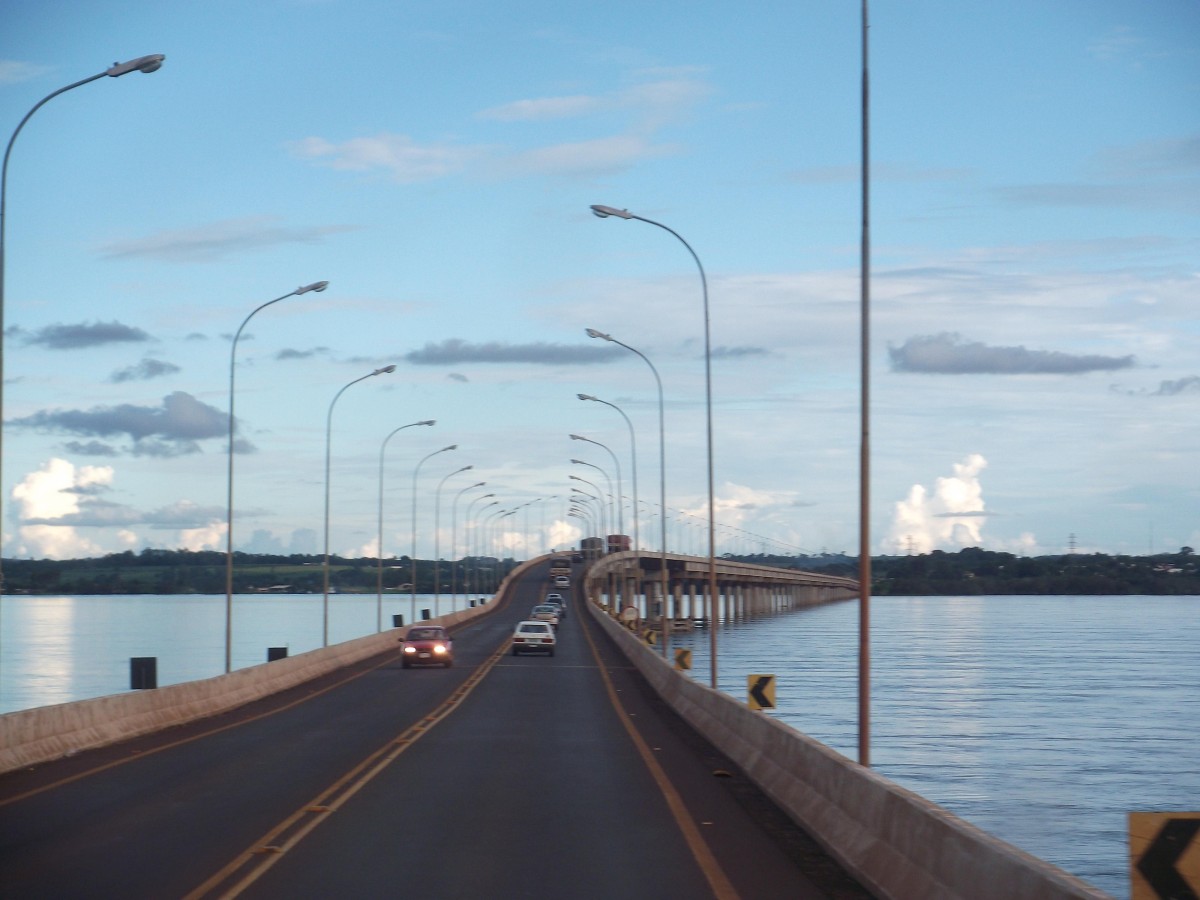 Homem escapa de abordagem da PRF, salta de ponte e desaparece no Rio Paraná