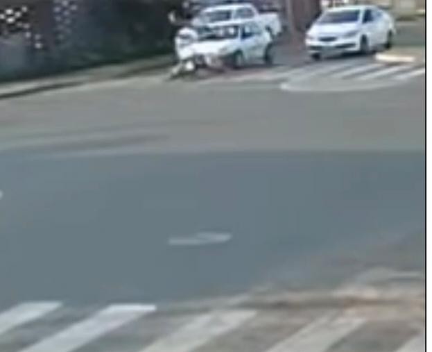 Motociclista de 29 anos morre após ser atingido por dois carros em cruzamento no Nova Lima