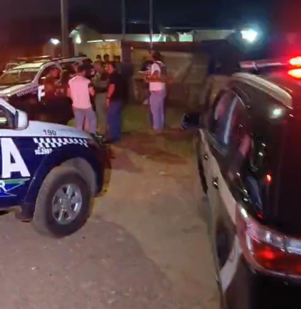 Câmera de segurança flagra fuga de suspeito de matar companheira a golpes de foice e martelo em Campo Grande