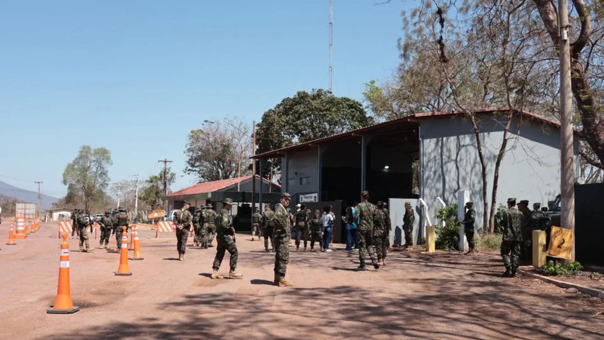Exército usa blindados para fechar o cerco ao crime em MS