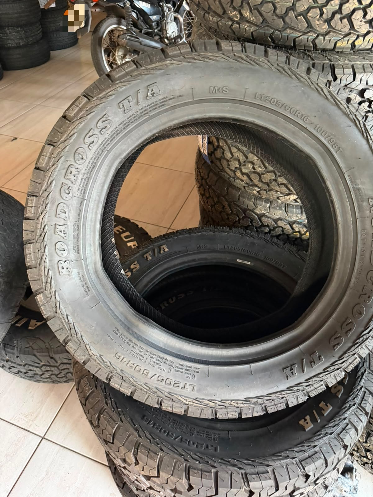 Operação Tyre Tread: PF combate contrabando de cigarros e apreende "bolas" de pneus em Campo Grande