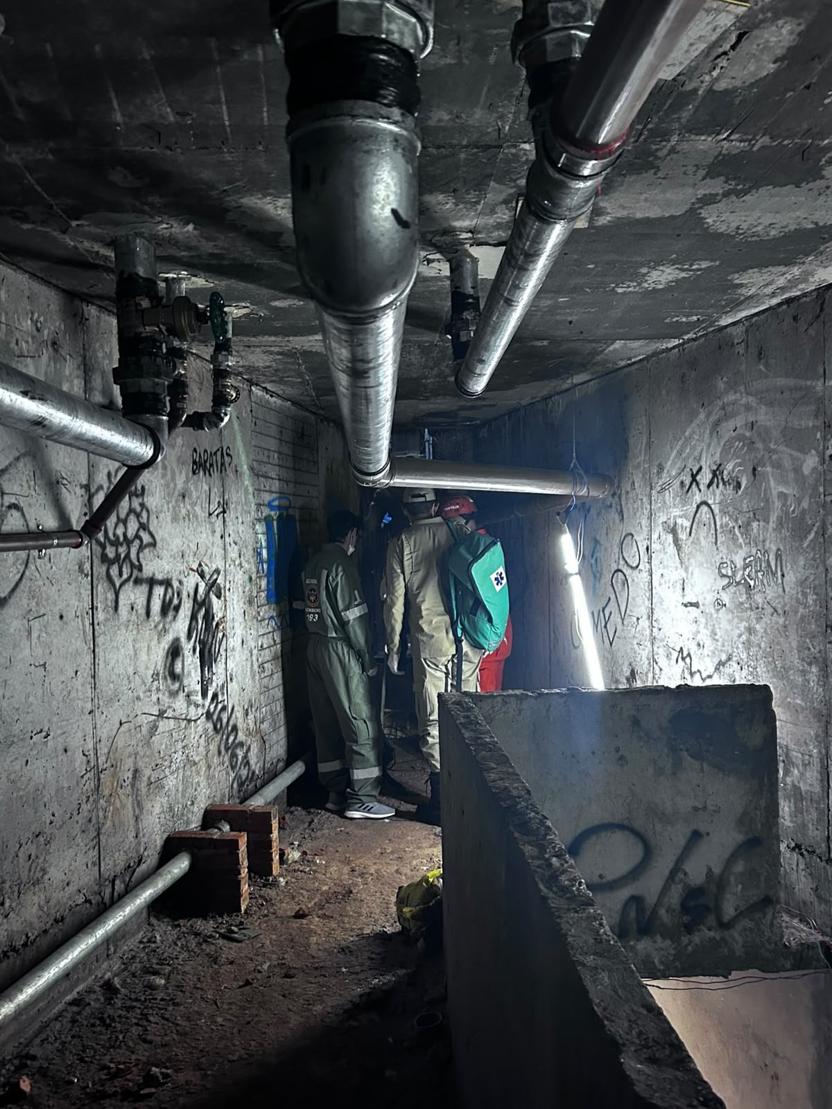 Pai e filho passam mal durante obra e bombeiros fazem resgate complexo a 15 metros de altura no Centro de Belas Artes