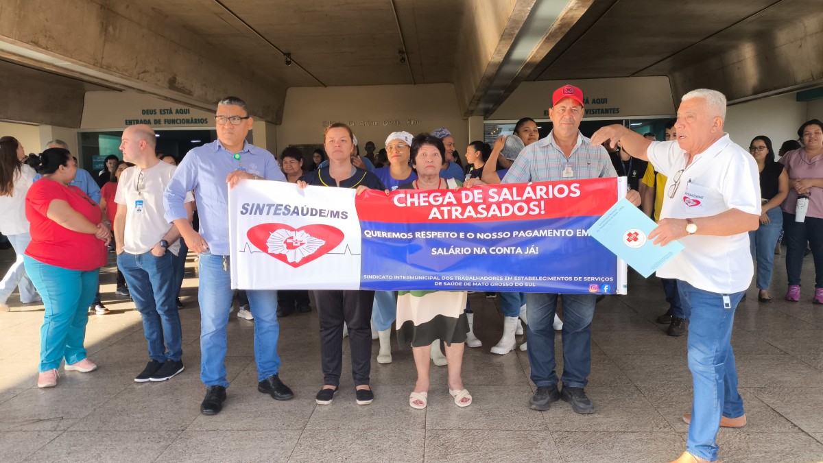 Trabalhadores da Santa Casa de Campo Grande protestam no saguão do hospital contra atraso salarial
