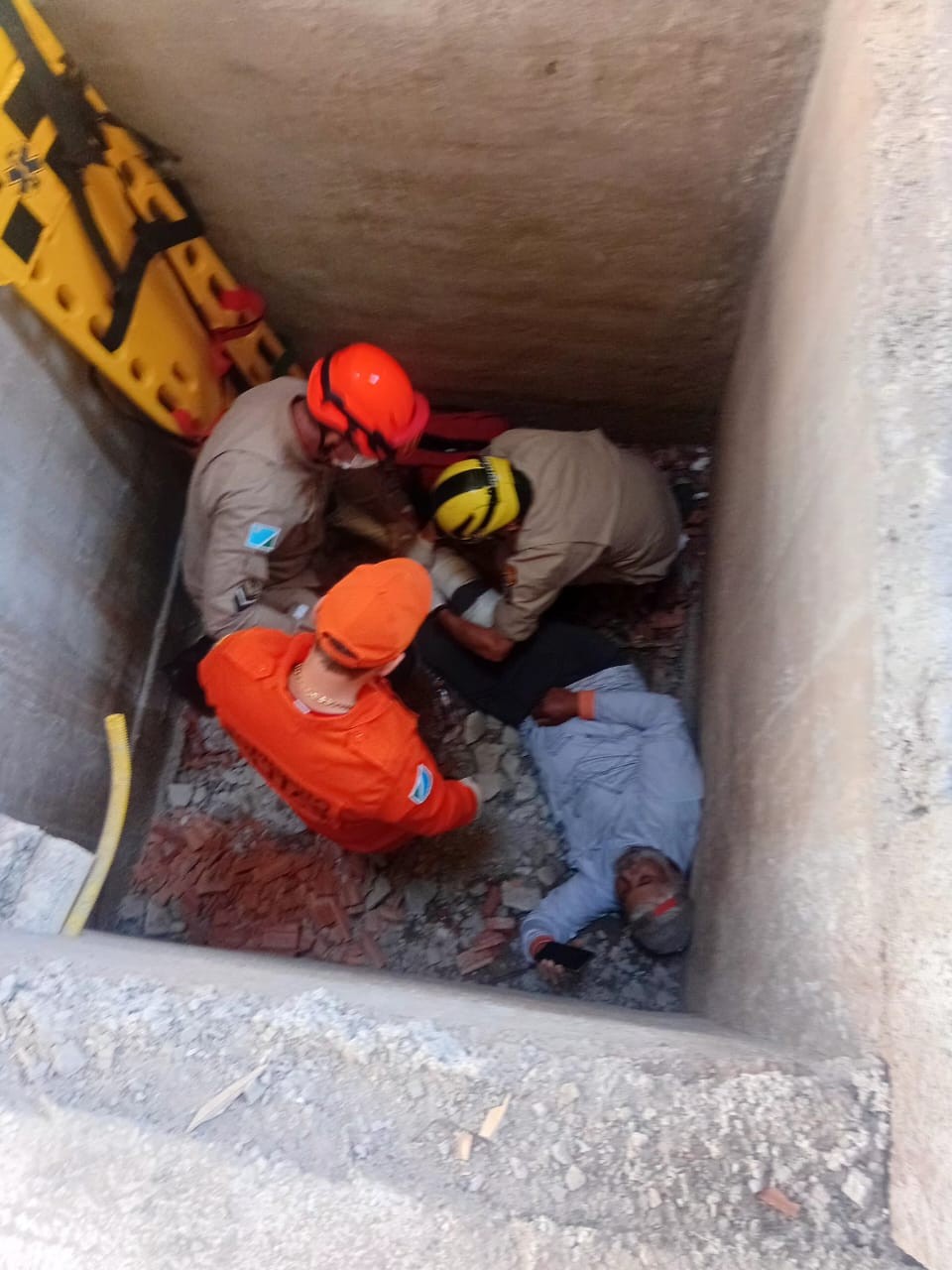 Trabalhador cai em fosso de condomínio e é resgatado por bombeiros em Campo Grande