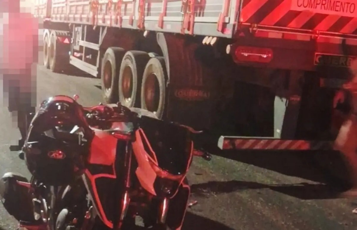 Motociclista fica gravemente ferido após bater em carreta em Coxim