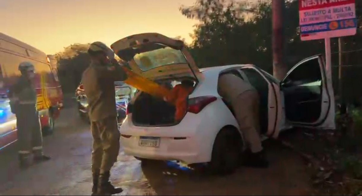 Motorista perde o controle ao desviar de buraco e bate carro em poste no Bairro Guanandi