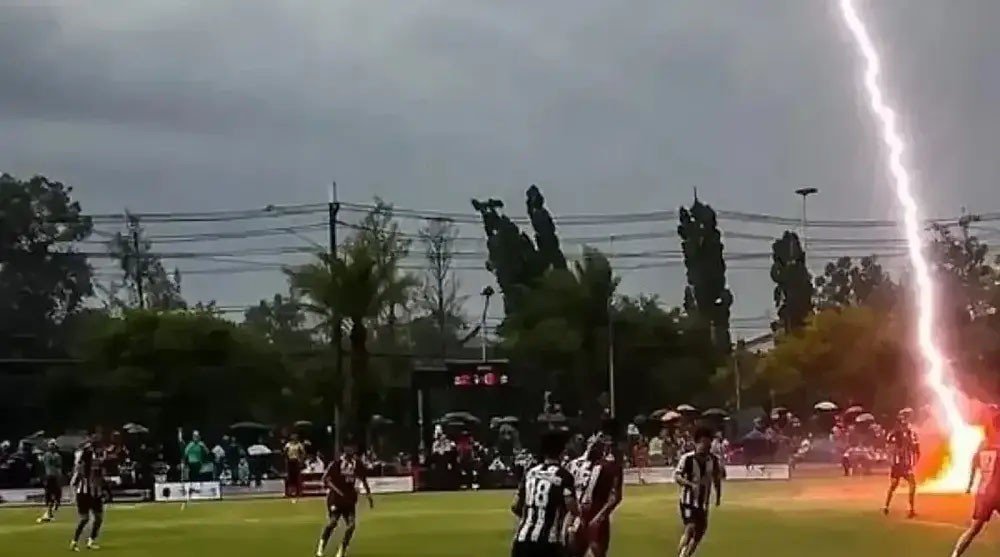 Jogador morre após ser atingido por raio durante jogo na Tailândia