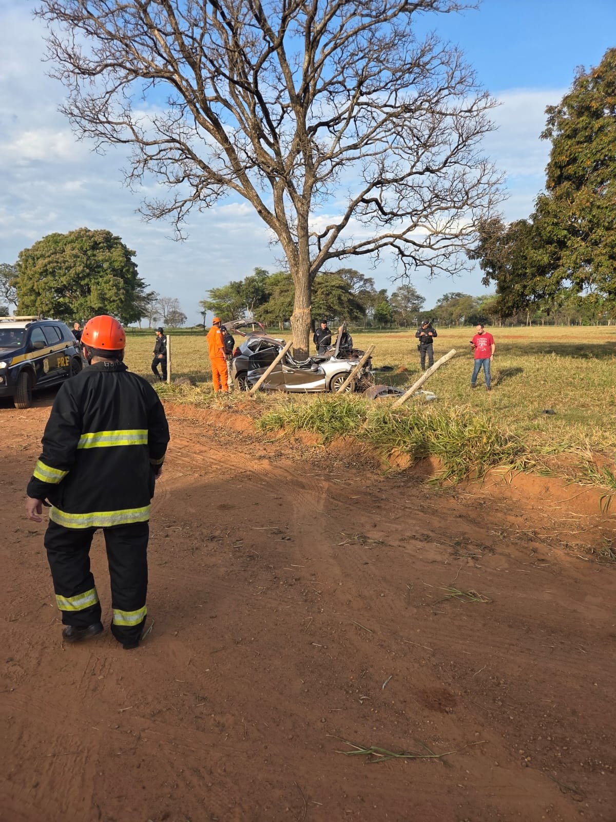 Homem fica gravemente ferido ao bater em árvore durante fuga da PRF com carga de droga em Três Lagoas