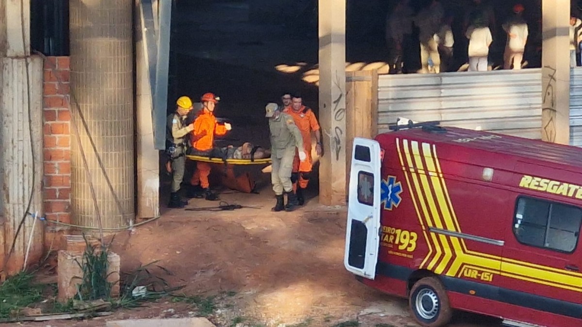 Pai e filho passam mal durante obra e bombeiros fazem resgate complexo a 15 metros de altura no Centro de Belas Artes