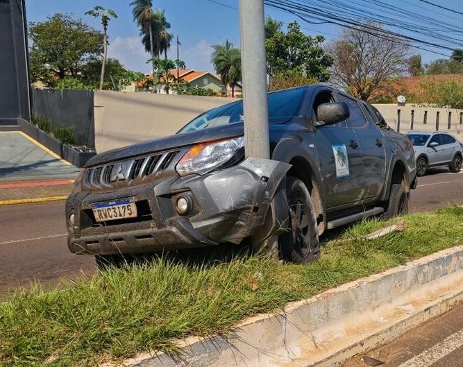Acidente entre caminhonetes derruba poste em cruzamento de Campo Grande