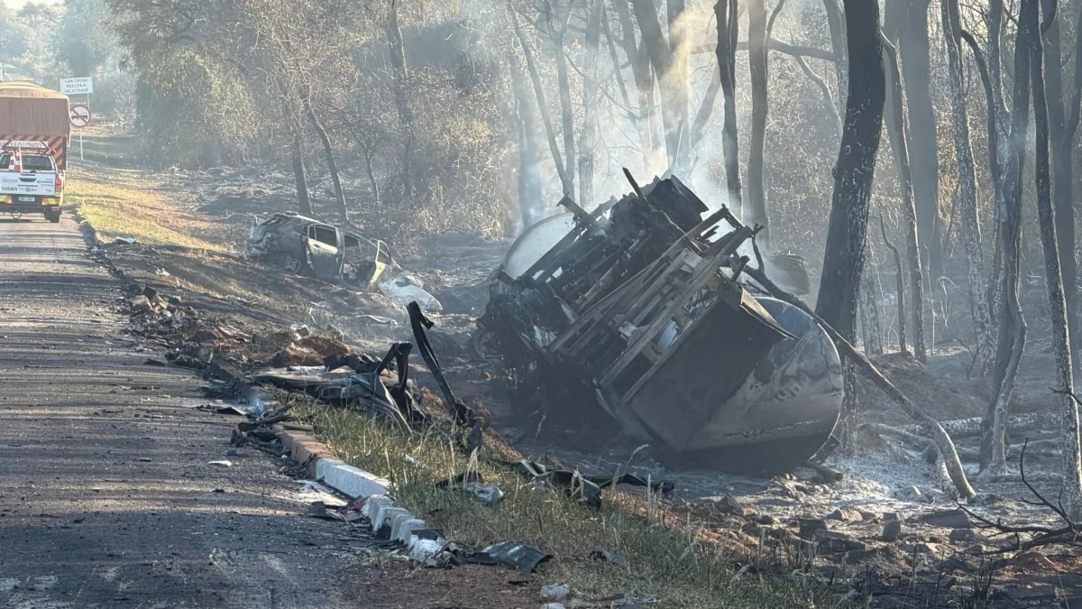 Cenário de destruição após acidente que deixou quatro mortos na BR-163