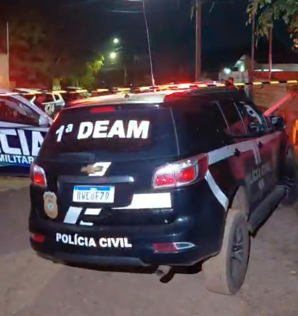 Câmera de segurança flagra fuga de suspeito de matar companheira a golpes de foice e martelo em Campo Grande