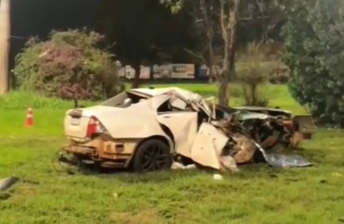 Motorista morre ao bater carro contra árvore em Dourados