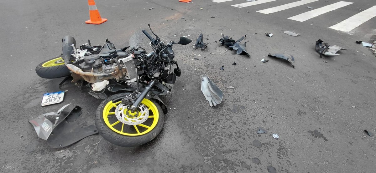 Jovem motociclista fica em estado grave após colisão com carro na Avenida Mato Grosso