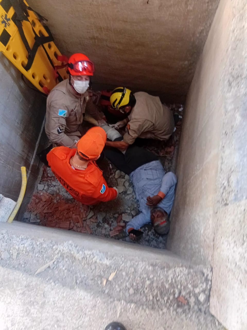 Trabalhador cai em fosso de condomínio e é resgatado por bombeiros em Campo Grande