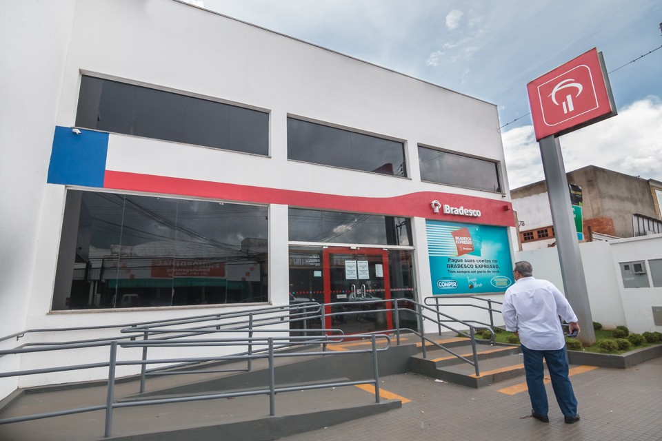 Bradesco fecha centenas de agências e corta 2,4 mil postos em 2026