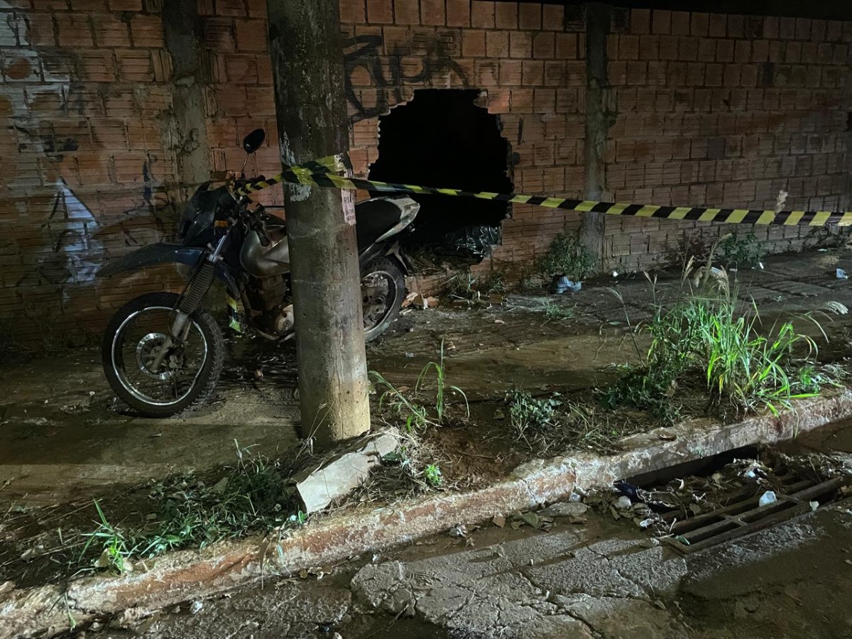 Motociclista morre ao desviar de cachorro e colidir contra muro no Jardim Tijuca, em Campo Grande