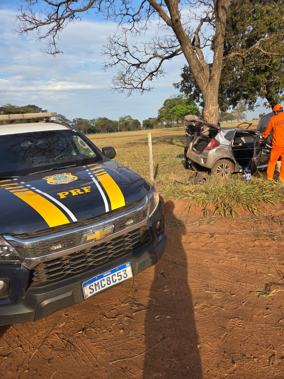 Homem fica gravemente ferido ao bater em árvore durante fuga da PRF com carga de droga em Três Lagoas