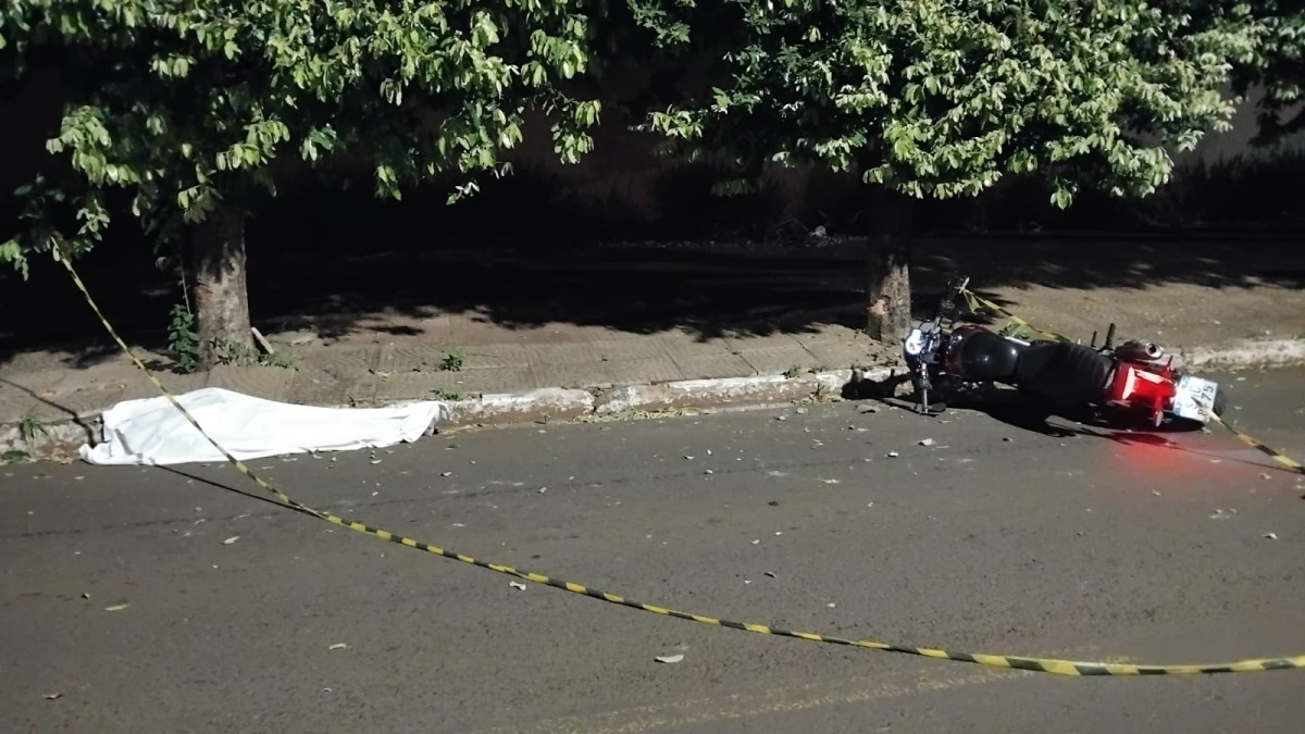 MOTOCICLISTA MORRE APÓS PERDER O CONTROLE E COLIDIR CONTRA ÁRVORE NA RUA SANTANA