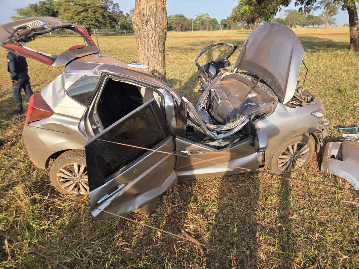 Homem fica gravemente ferido ao bater em árvore durante fuga da PRF com carga de droga em Três Lagoas