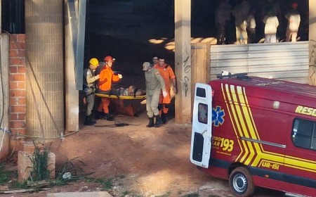 Pai e filho passam mal durante obra e bombeiros fazem resgate complexo a 15 metros de altura no Centro de Belas Artes