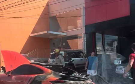 Porsche de luxo pega fogo e assusta motoristas na Afonso Pena