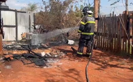 Briga por causa de crianças termina com barraco incendiado no Jardim Noroeste