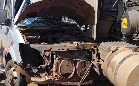 Van de transporte colide com caminhão parado e deixa feridos em Dourados