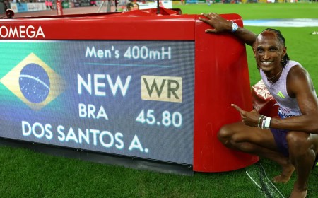 Alison dos Santos quebra recorde mundial dos 400m com barreiras