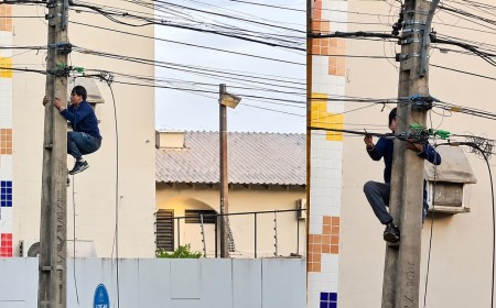 "Homem-aranha" sobe em poste e corta fios para furtar em Campo Grande