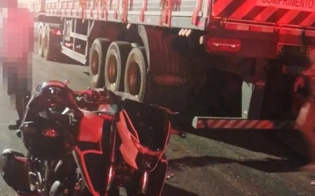Motociclista fica gravemente ferido após bater em carreta em Coxim